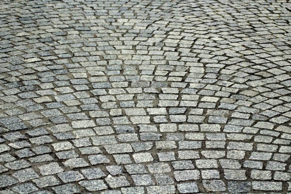 Bezpieczne środki do usuwania wosku z nawierzchni kostki brukowej